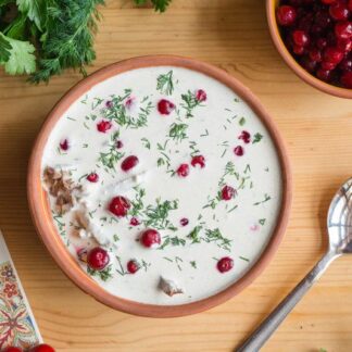 Говядина под острым чесночно-сметанным соусом с клюквой