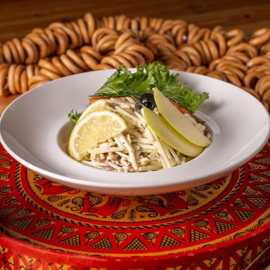 Краб-салат (крабы, яблоко, майонез)