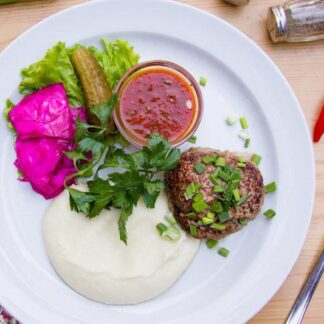Котлета домашняя с пюре и соленым огурцом