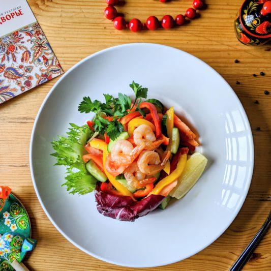 Салат из свежих овощей с креветками