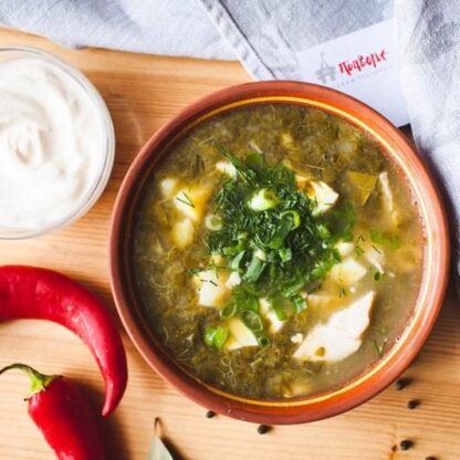 Щи зеленые с птицей, яйцом и сметаной