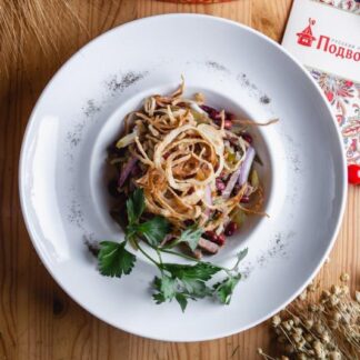 Сытный мясной салат с заправкой №1 или №2 (говядина, красный лук, соленый огурец, лук фри, красная фасоль)