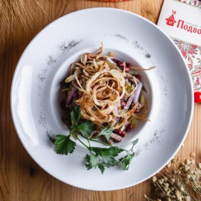 Сытный мясной салат с заправкой №1 или №2 (говядина, красный лук, соленый огурец, лук фри, красная фасоль)