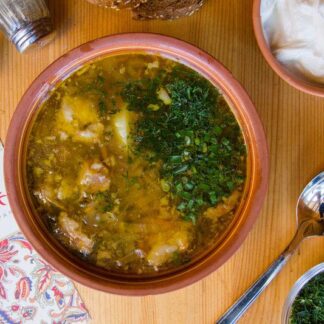 Щи из квашеной капусты со свиной и говяжей грудинкой