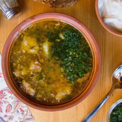 Щи из квашеной капусты со свиной и говяжей грудинкой