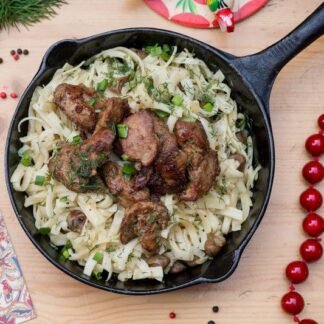 Печень птицы с лапшой на сковородке