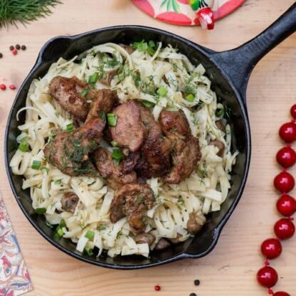 Печень птицы с лапшой на сковородке