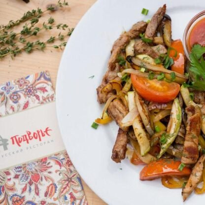 Свинина жаренная с разными овощами