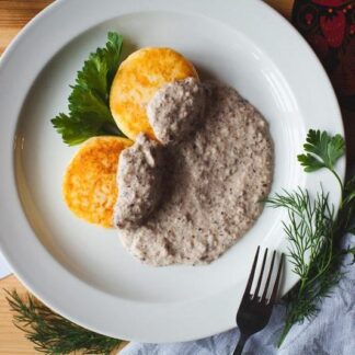 Котлеты картофельные или овощные с грибной подливой или/и сметаной