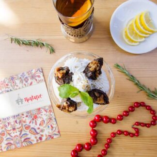 Чернослив, фаршированный грецкими орехами под взбитыми сливками