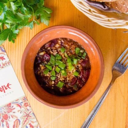 Красная фасоль, томленая в горшочке с грецким орехом и кинзой