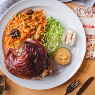 Копченая свиная рулька с тушеной квашеной капустой