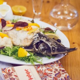 Стерлядь паровая с раковыми шейками, гарнированная овощами с соусом из лимона, миндаля и мадеры