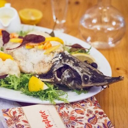 Стерлядь паровая с раковыми шейками, гарнированная овощами с соусом из лимона, миндаля и мадеры