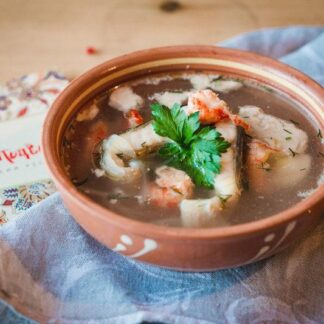 Стерляжья уха с раковыми шейками и печенью налима