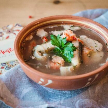 Стерляжья уха с раковыми шейками и печенью налима