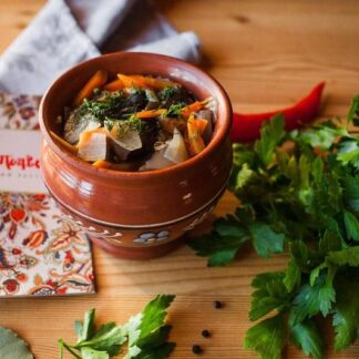 Кролик тушеный в горшочке с лесными грибами и картофелем