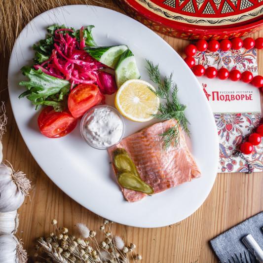 Форель, припущенная в огуречном рассоле с соусом тартар